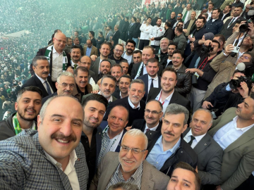 Mustafa Varank’tan Şampiyonluk Özçekimi: Bursa Protokolü Zaferi Sahada Kutladı!