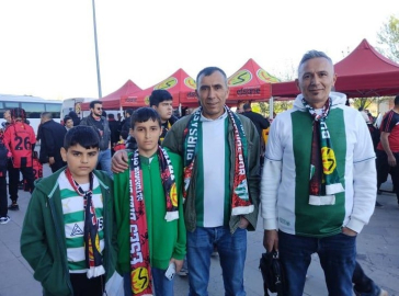 Tribünde Dostluk Rüzgarı: Bursasporlu Taraftarlar Eskişehirspor İçin Stadta!