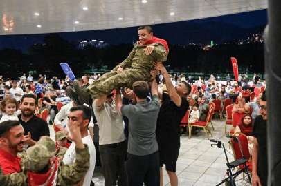 Bursa’da ‘özel’ askerlere renkli kına eğlencesi