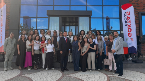 Akeramos’un 10. Yıl Sergisi; “Bu çaydanlıklar çıldırmış olmalı”