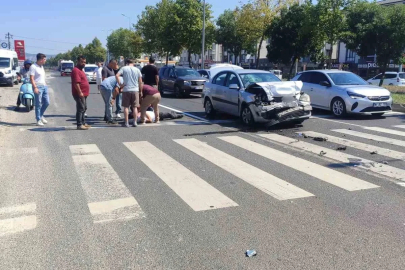 Işıklı kavşakta 2 otomobil çarpıştı: 1 yaralı
