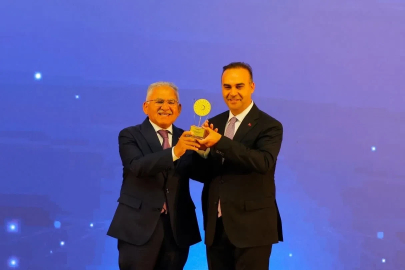 Başkan Büyükkılıç, Türkiye’de ilk olan RES projesiyle Bakan Kacır’ın elinden ödül aldı
