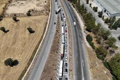 Uşak’ta çekici üzerindeki domates yüklü kamyon yola devrildi
