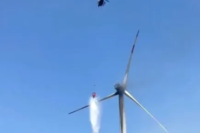 İzmir’de rüzgar türbinindeki yangına helikopterle müdahale
