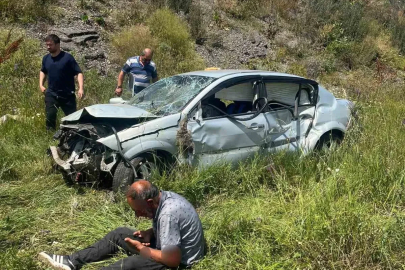 Kars’ta otomobil şarampole devrildi: 2 yaralı
