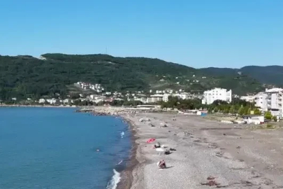 Cide’de selin ardından vatandaşlar sahillerde denize girmeye başladı
