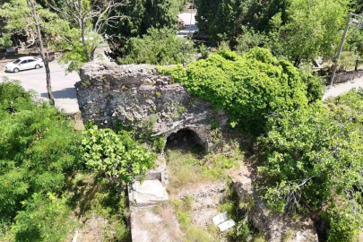 Asırlık sur kalıntıları otlar ve sarmaşıkların arasında kayboldu
