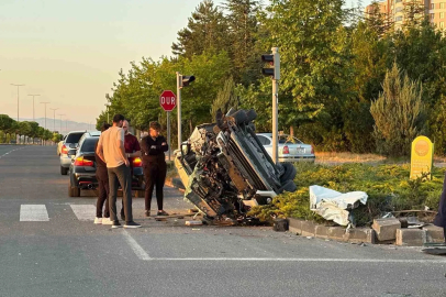 Otomobille çarpışan hafif ticari araç hurdaya döndü: 4 yaralı
