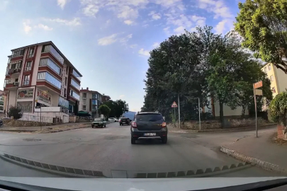 Karşı yönden gelen araçlara rağmen sollama yapan sürücü kamerada
