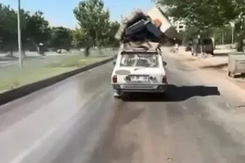 Aracının tavanına malzeme bağlayan sürücü, trafiği tehlikeye attı
