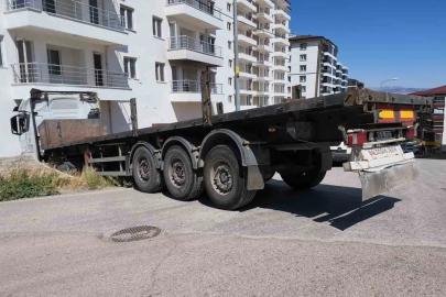 Facianın eşiğinden dönüldü: Freni boşalan tırın apartmana çarpma anı kameraya yansıdı
