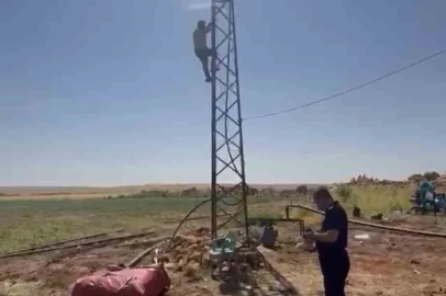 Kaçak trafonun sökülmesini engellemek için elektrik direğine çıktı
