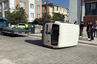 İki hafif ticari araç çarpıştı: 3 kişi yaralandı
