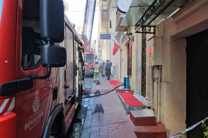 Beyoğlu İstiklal Caddesi’nde iş yerinde korkutan yangın
