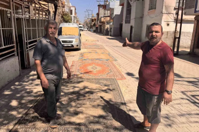 Tozdan bunalan mahalleli çareyi sokağa halı sermekte buldu
