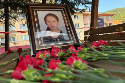 Karanfillerle anıldı: Tutku Burcu Köseoğlu için Kur’an-ı Kerim ve dua programı düzenlendi
