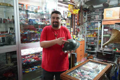 30 yıldır topladığı koleksiyonu için evinin bir odasını müzeye dönüştürdü

