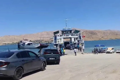 Yakıtı biten feribot çalışmalar sonucu iskeleye yanaştırıldı: Araçlar ve vatandaşlar tahliye edildi
