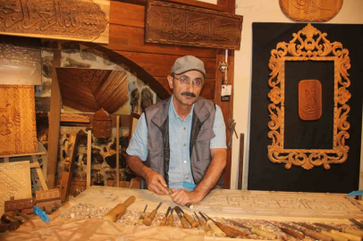 56 yaşındaki ahşap oyma ustası, ağaca sanatla yeniden şekil veriyor
