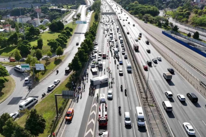 FSM köprü çıkışında banka personelini taşıyan midibüs devrildi: 21 yaralı
