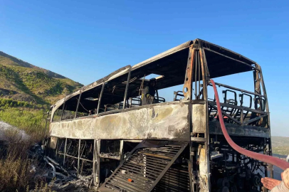 Antalya’da yanan yolcu otobüsü hurdaya döndü
