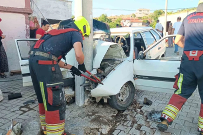 Balıkesir’de elektrik direğine çarpan araçta iki kişi yaralandı
