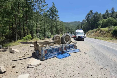 Domaniç’te beton parçaları yüklü traktör vadiye yuvarlandı, sürücüsü yaralandı
