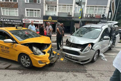 Samsun’da hafif ticari araç ile ticari taksi kafa kafaya çarpıştı: 2 yaralı

