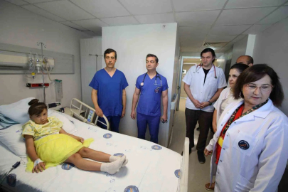 Kardeşini aynı hastalıktan kaybeden 8 yaşındaki Kırgızistanlı Akhmarcan AÜ’de sağlığına kavuştu
