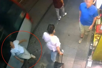 Sirkeci’de tramvay kadına çarptı
