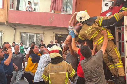 Engelli çocuk itfaiye ekiplerince yangından kurtarıldı
