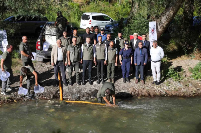Ecemiş Çayı’na 15 bin alabalık yavrusu bırakıldı
