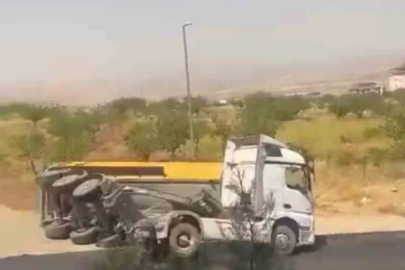 Siirt’te kum yüklü bir kamyon devrildi
