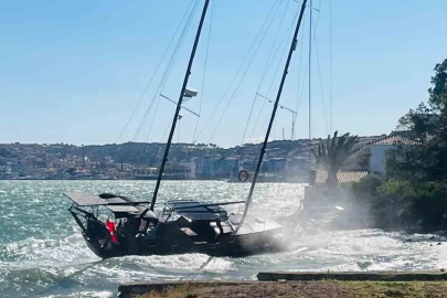Ayvalık’ta fırtına yelkenli tekneyi kıyıya sürükledi
