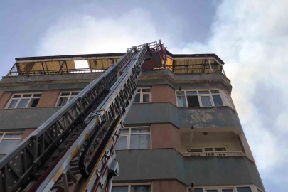 Elazığ’da 5 katlı binanın çatısında yangın: 1 kişi dumandan etkilendi
