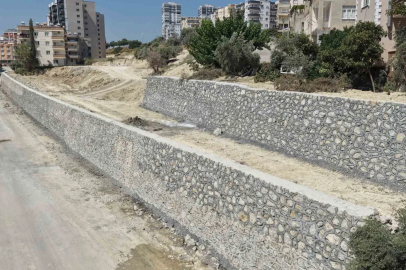 Tarsus’ta riskli bölgeye 240 metrelik istinat duvarı yapıldı
