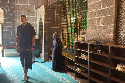 Diyarbakır’da Fransız turistten cami adabı hassasiyeti: Erkek turist bacaklarını tülbentle kapattı
