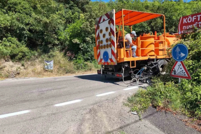 Yalova’da köy yollarında çizgi ve boyama çalışmaları sürüyor
