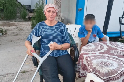 Başıboş köpeklerin kovaladığı anne-oğul düşerek yaralandı
