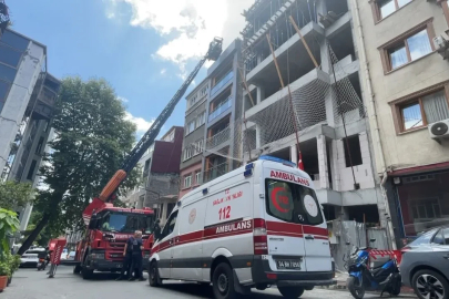 Çatıdaki çıplak şahıs intihar paniğine neden oldu: Turist olduğu ortaya çıktı
