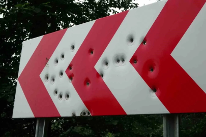 Karadeniz yaylalarında trafik levhaları kevgire döndü
