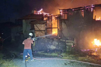 Çorum’da alevlere teslim olan iki ev küle döndü
