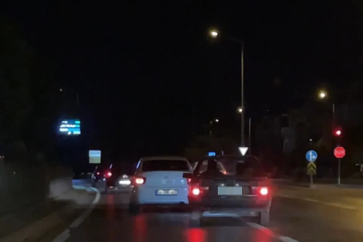 Makas atan sürücü hem yanındakileri hem trafiği tehlikeye attı
