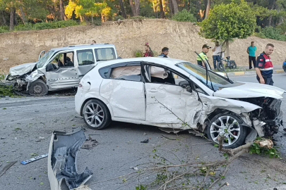 Karşı şeride geçen otomobil ortalığı savaş alanına çevirdi: 4 yaralı

