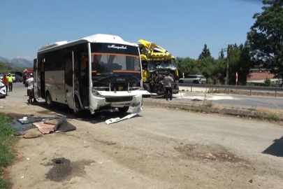 Antalya’da yolcu indirmek için duran midibüse tır arkadan çarptı: 11 yaralı
