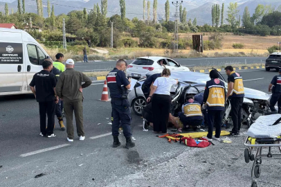D100’de otomobil su kanalına çarptı: 2 ölü, 4 yaralı
