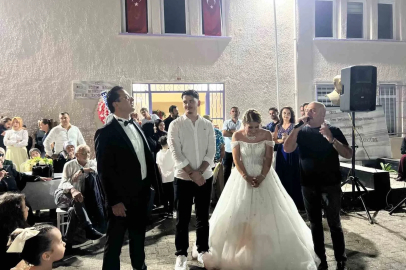 25 yıllık evliliklerini hayallerindeki düğünle taçlandırdılar
