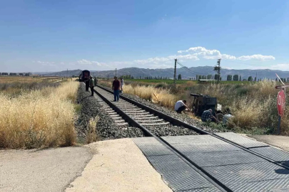 Hemzemin geçitte tren pat pata çarptı: 1 ölü, 2 yaralı
