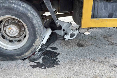 Motosiklet vincin altında kaldı, sürücü son anda kurtuldu
