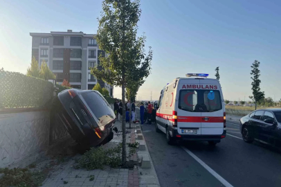 Tekirdağ’da kaldırımı aşan otomobil duvarda yan durdu
